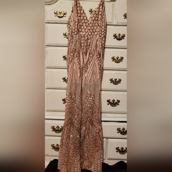 Fashion Nova rose gold sequin dress sz M - Picture 2 of 4